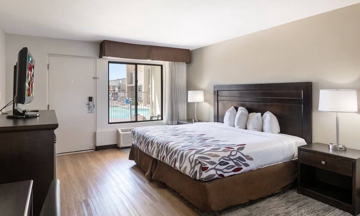 Feldman's Hotel | Tucson Deluxe King Bed | Outdoor Pool | Near Convention Center