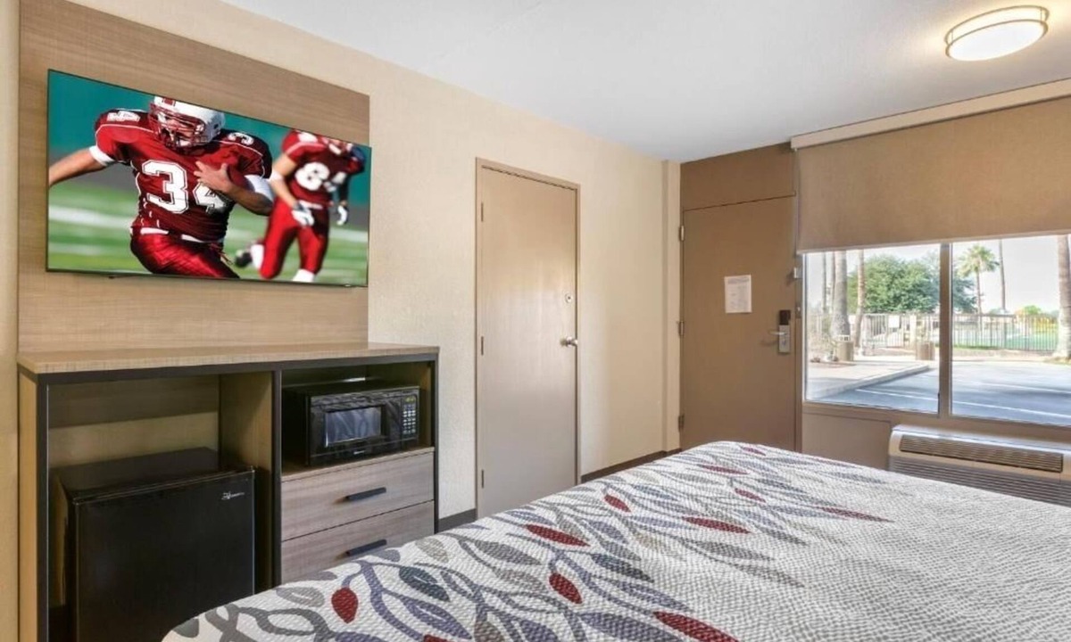 Tucson Hotel | Vibrant Room Close to Tucson Electric Park – Just a 5-Minute Drive