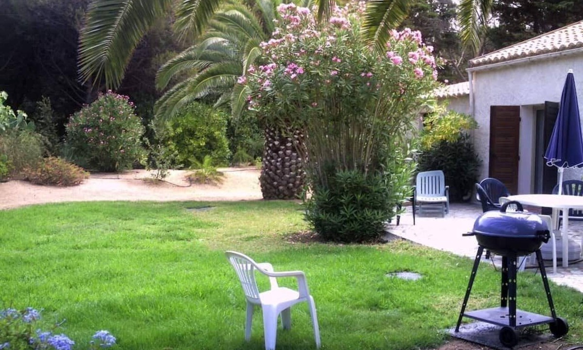 Marine de Davia Villa | Villa with land, close to the sea, beach, tennis court.
