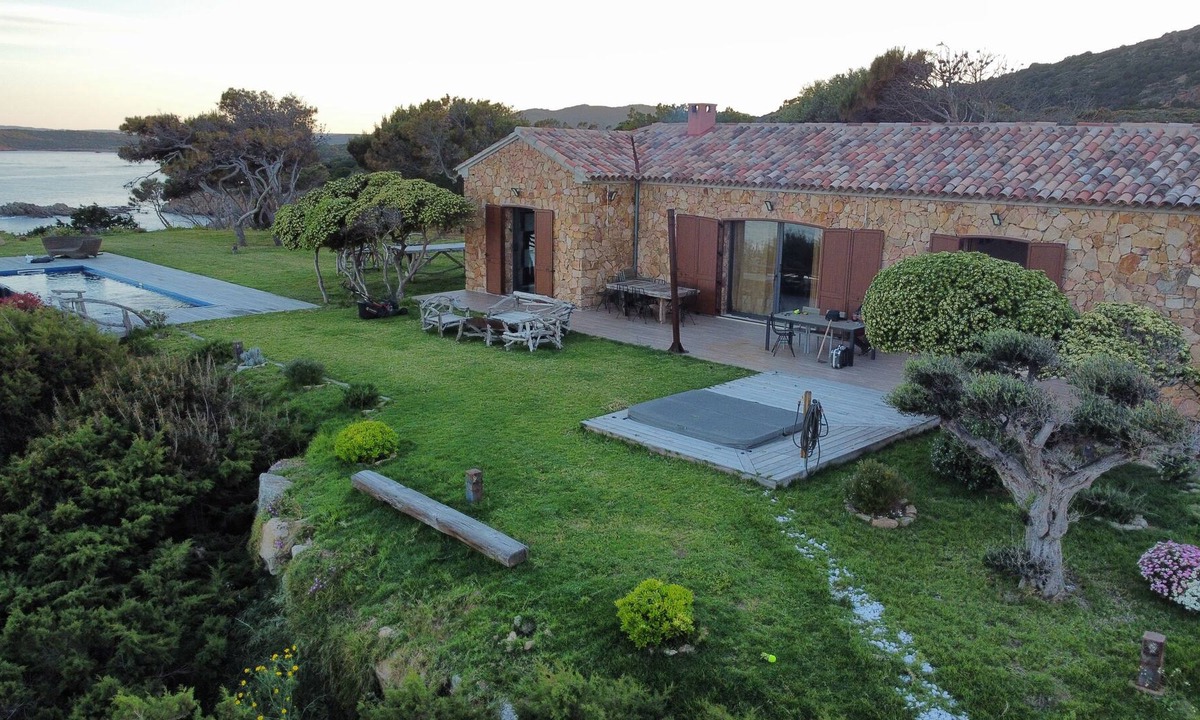 Santa Giulia House | Waterfront villa in the heart of Rondinara Bay