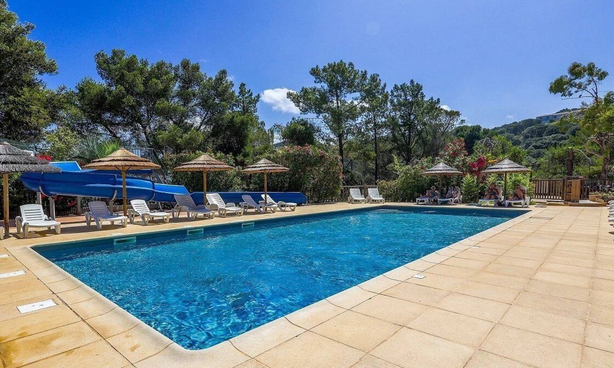 Cargese Ski Chalet | ZEcamping 3 étoiles avec terrain multisports mini golf 2km plage dog friendly