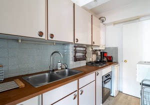 "Downtown Arcachon - T2 Apt w/Balcony, Parking, Steps to Beach, Shops & Train"
