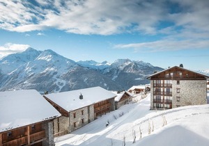 Wifi, 150m from shops, swimming pool, sauna, hammam, balcony, fireplace or stove, tv, ski locker