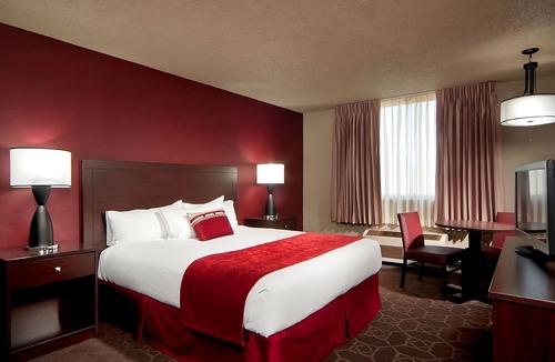 Laughlin Hotel | 1 x Sedona River View King Non Smoking Room at Edgewater Casino Resort