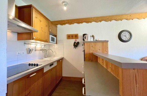 Les Menuires Apartment | 150m from shops, 2nd floor, balcony, tv, ski locker, 35m², Les Menuires