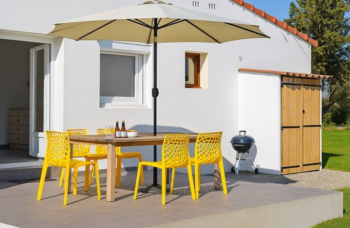 Aleria Apartment | 2-bedroom apartment on an 8-hectare estate, on the shores of Lake Teppe Rosse, 7 km from the beaches, air conditioning, Wi-Fi