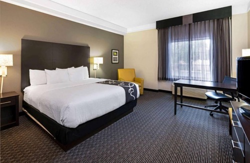 Superstition Springs House | 2 N/S King Bed One-Bedroom w/ Pool View at La Quinta Inn & Stes by Wyndham Mesa