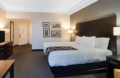 Superstition Springs House | 2 N/S King Bed One-Bedroom w/ Pool View at La Quinta Inn & Stes by Wyndham Mesa