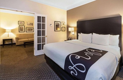 Superstition Springs House | 2 N/S King Bed One-Bedroom w/ Pool View at La Quinta Inn & Stes by Wyndham Mesa