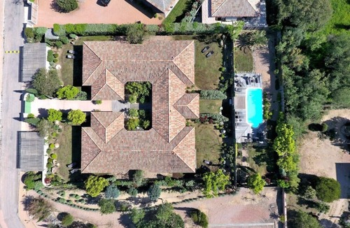 Lecci House | 4* air-conditioned villa with beach 600m away heated swimming pool 28° blanc