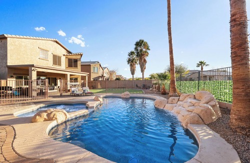 San Tan Valley House | 4 bdrm, resort style backyard private pool/hot tub heat included, putting green