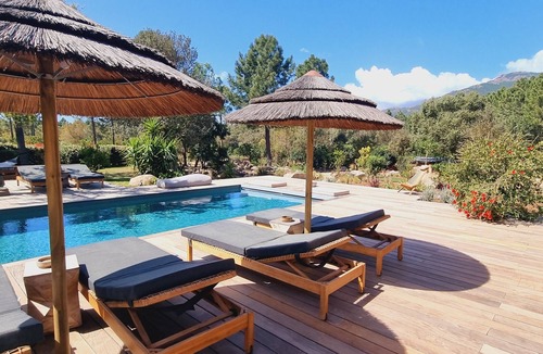 San-Gavino-di-Carbini Villa | 5 bedrooms, heated swimming pool, sports hall, pétanque and badminton courts.