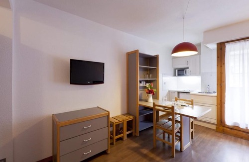 Brides-les-Bains Apartment | 50m from resort center, 3rd floor, balcony, 25m², Brides Les Bains