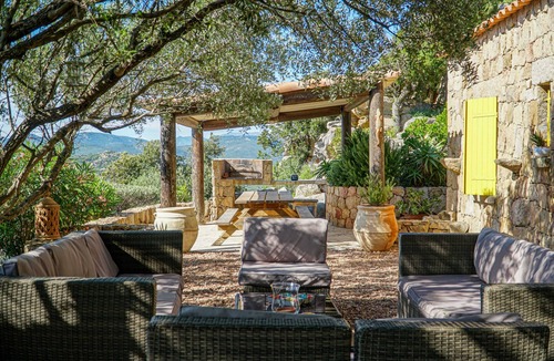 Sartene House | 6-person Bergerie with terrace, sea view & pool access.
