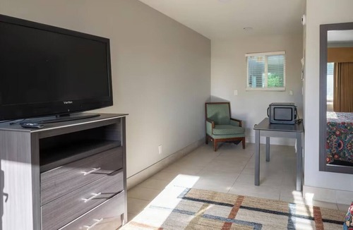 Mesa Hotel | Affordable Room One Queen Deluxe + Private Bath Near Phoenix Airport