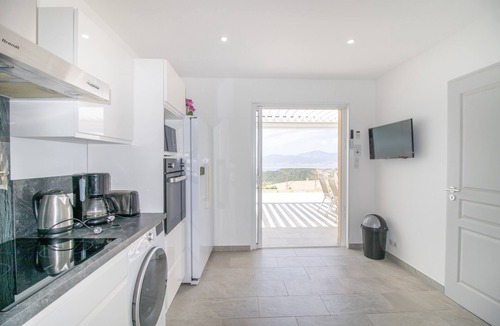 Albitreccia Apartment | Apartment 'Bel Neuf, Climatisé' with Sea View, Shared Pool and Wi-Fi