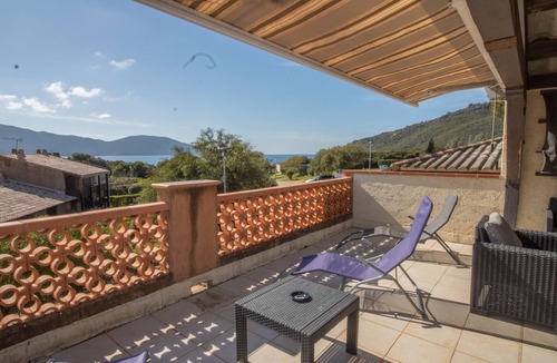 Residences du Golfe de Lava Apartment | Apartment 'Figuera T4 Grande Terrasse Vue Mer' with Sea View, Wi-Fi and Air Conditioning