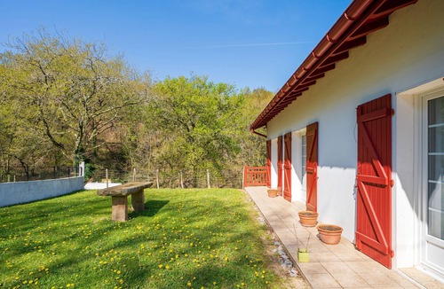 Saint-Pee-sur-Nivelle Apartment | Apartment 'Location F3' with Mountain View, Private Terrace and Wi-Fi