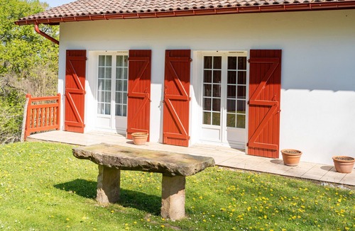 Saint-Pee-sur-Nivelle Apartment | Apartment 'Location F3' with Mountain View, Private Terrace and Wi-Fi