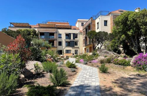 Pianotolli-Caldarello Apartment | Appart 70m2 en parahôtellerie avec loggia, piscine à débordement vue mer