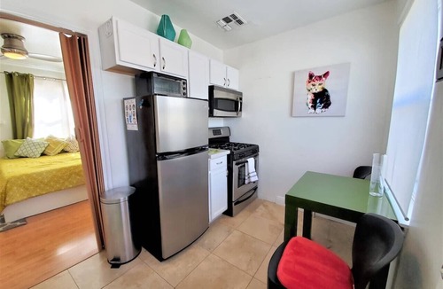 Roosevelt Condo | Ar`s Artsy Downtown Bungalow 5