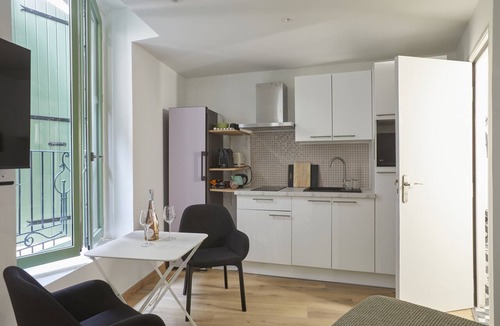 Beziers City Centre Apartment | Art Lovers Apart First Floor