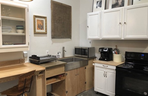 Richland Heights East House | Artisan Home 12 foot ceiling Loft in Space central great location off street