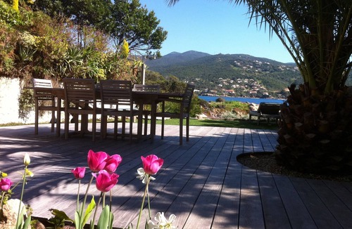 Pietrosella House | At the water's edge, a pretty blue house.