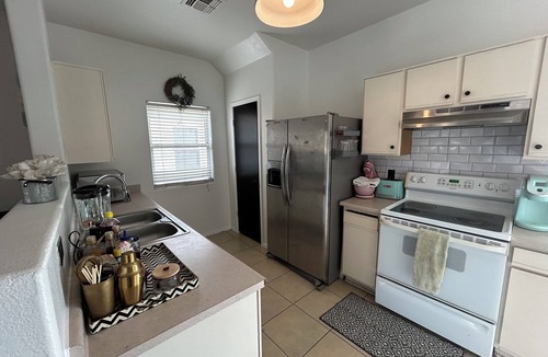 Roseview House | Beautifully updated 3bedroom, 2.5bathroom home in a quiet Surprise neighborhood