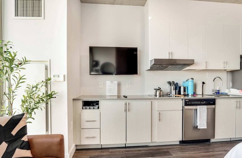 Downtown Phoenix Apartment | Boulevard Stays Highrise STU Sky Pool, Parking, Gym 23