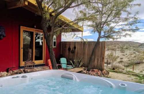 Joshua Tree Cabin | 🌵Cabin Under the Stars - Hot Tub, BBQ and Firepit🌵