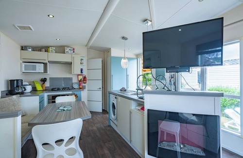 Onzain RV Rental | Caravan 'Mobil-home Excellence - 3 Chambres' with Shared Pool, Wi-Fi and Air Conditioning