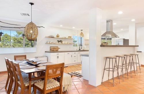 Yucca Valley House | 🌵Casa Amarilla - Hot Tub, Firepit, BBQ & Fantastic Yard for Families!🌵