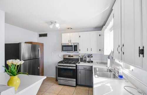 Campus Farm House | Casa Montaña - Central Tucson 3BR Accessible & Solar-Powered