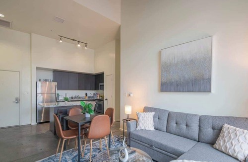 Evans Churchill Apartment | Central DT with Gym Pool Parking W/D
