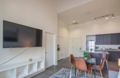 Evans Churchill Apartment | Central DT with Gym Pool Parking W/D