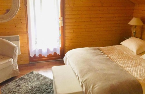 La Teste-de-Buch Cottage | 'Chalet des Ours La-Teste-de-Buch' with Shared Pool & Wi-Fi