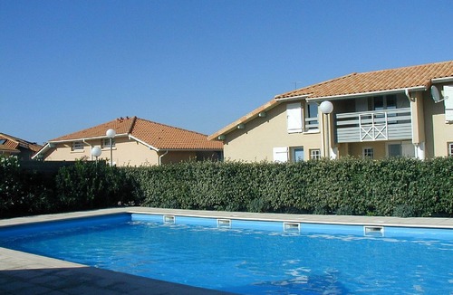 Biscarrosse Plage House | Charming Beachside House with Pool and Parking Near Surf and Amenities