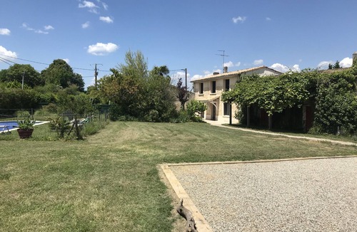 Verac House | Charming gîte with swimming pool on organic wine estate