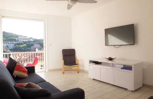 Collioure Apartment | Collioure - Beachside Apartment Parking - Joey