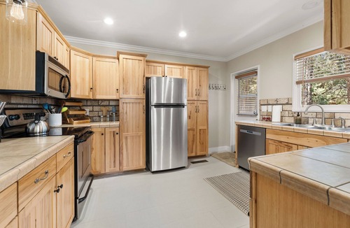 Prescott Cottage | Cottage on Park Ave! 1 mile to Whiskey Row. Whole house w/Casita, + park 5 cars