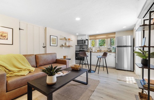 Prescott Cottage | Cottage on Park Ave! 1 mile to Whiskey Row. Whole house w/Casita, + park 5 cars