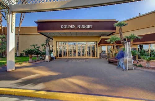 Laughlin House | Courtyard 2 Queen Beds at Golden Nugget Laughlin! Outdoor Pool!