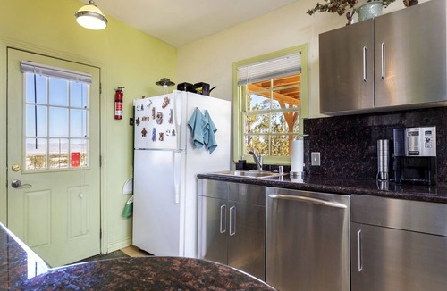 Joshua Tree Cabin | Cozy Cabin Ideal for a Getaway in Joshua Tree Perfect for Stargazing