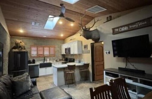Williams House | Cozy Cabin in the Pines! Close to the Polar Express, Grand Canyon, & Bearizona