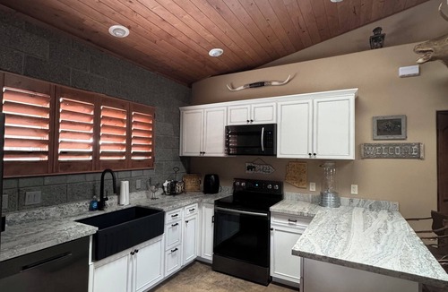 Williams House | Cozy Cabin in the Pines! Close to the Polar Express, Grand Canyon, & Bearizona
