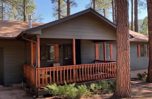 Strawberry House | Cozy Getaway near historic schoolhouse