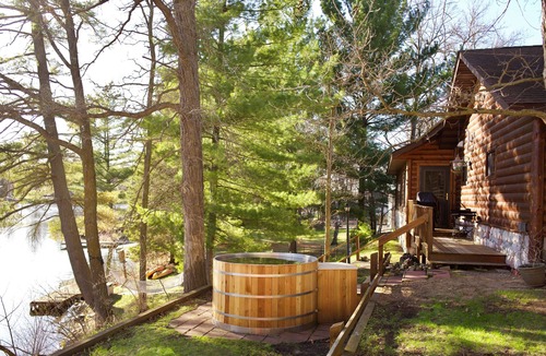 Pine River Cabin | Cozy Log Cottage with Cedar Hot Tub on River