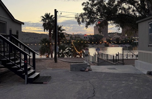 Bullhead City House | Cozy RiverFront Lookout