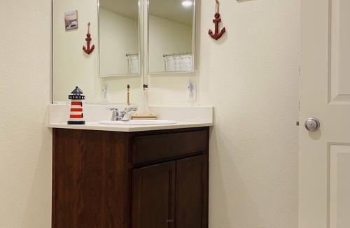 Henderson House | Cozy summer get away! Family-sized townhome only 15 minutes from The Strip.